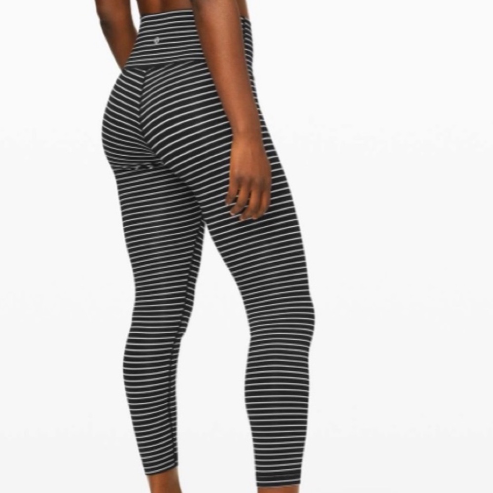 Lululemon black and white Wunder Under 25”